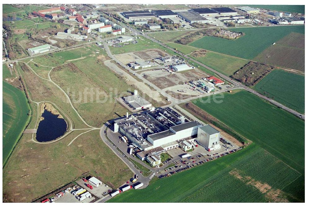 EISLEBEN aus der Vogelperspektive: Werksgelände der Klemme AG (Backwaren) Gewerbegebiet Strohügel Industriestraße 4 D - 06295 Lutherstadt Eisleben Telefon (0 34 75) 729 - 102 Telefax (0 34 75) 729 - 222 info@klemme-ag