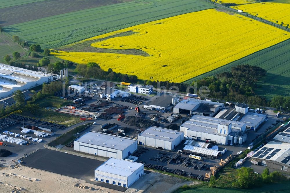 Luftaufnahme Salzwedel - Werksgelände der KRAIBURG Relastec GmbH & Co. KG in Salzwedel im Bundesland Sachsen-Anhalt, Deutschland