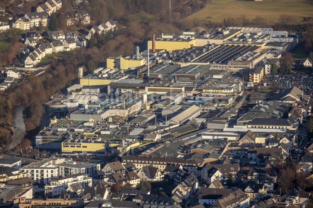 Meschede aus der Vogelperspektive: Werksgelände der Martinrea Honsel Germany GmbH in Meschede im Bundesland Nordrhein-Westfalen, Deutschland