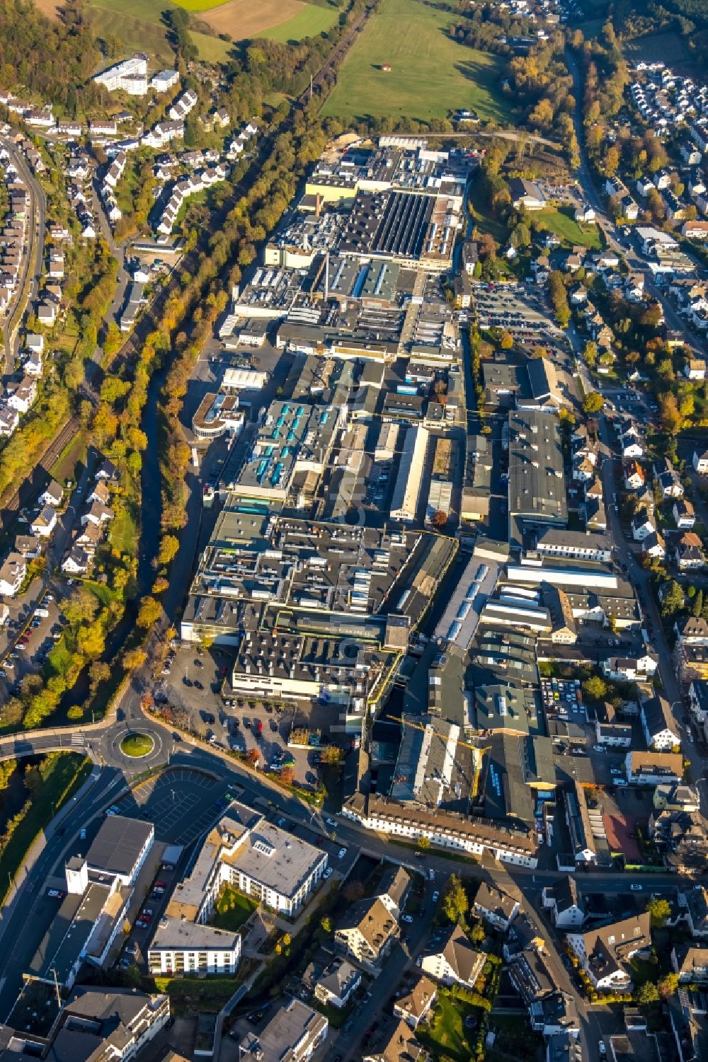 Luftaufnahme Meschede - Werksgelände der Martinrea Honsel Germany GmbH in Meschede im Bundesland Nordrhein-Westfalen, Deutschland