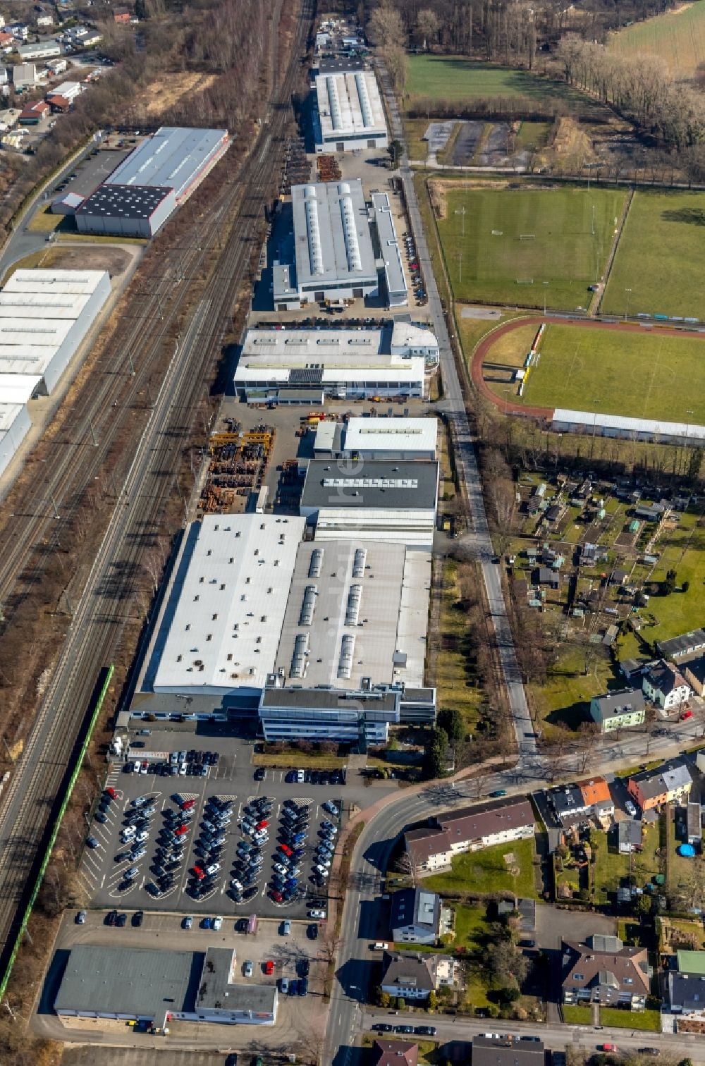 Holzwickede aus der Vogelperspektive: Werksgelände der Montanhydraulik GmbH an der Bahnhofstraße in Holzwickede im Bundesland Nordrhein-Westfalen, Deutschland