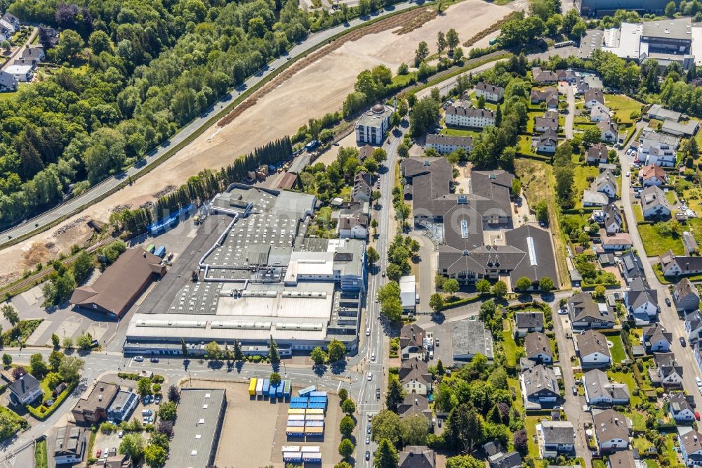 Luftbild Attendorn - Werksgelände der MUHR & SÖHNE GmbH & Co.KG mit Blick auf die St. Laurentius-Schule Attendorn an der Kölner Straße in Attendorn im Bundesland Nordrhein-Westfalen, Deutschland