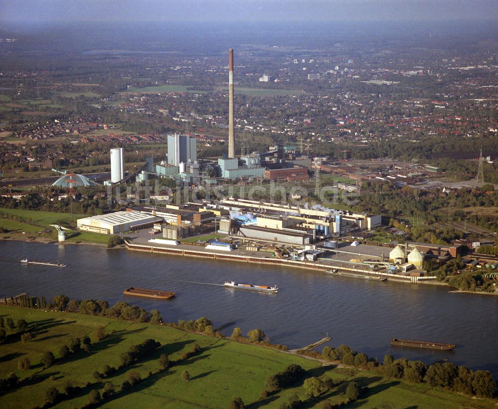 Duisburg- Walsum aus der Vogelperspektive: Werksgelände der Papierfabrik der Norske Skog Walsum GmbH am Rheinufer in Duisburg