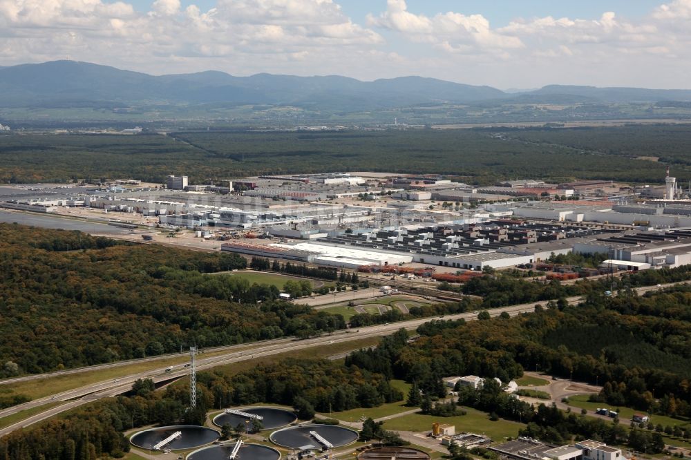 Luftaufnahme Mulhouse, Mülhausen - Werksgelände der Peugeotfabrik bei Mulhouse, dem früheren Mülhausen im Elsass in Frankreich