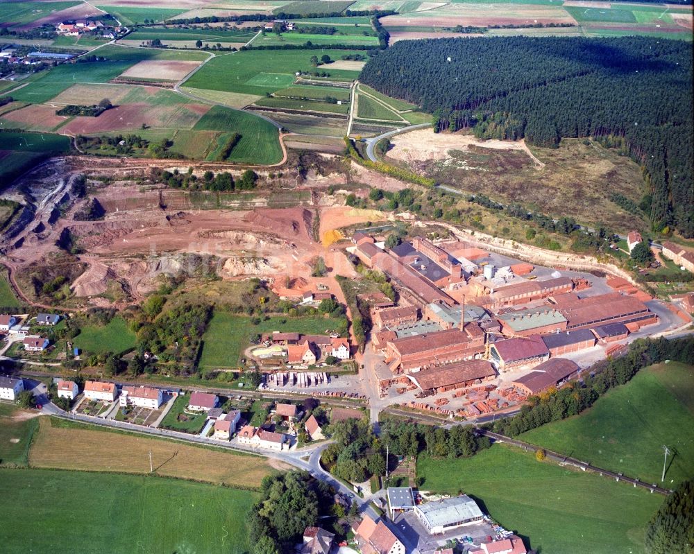 Luftaufnahme Langenzenn - Werksgelände Produktionsgelände Ziegelwerk der Firma Wienerberger in Langenzenn umgeben von Feld und Wald im Bundesland Bayern, Deutschland