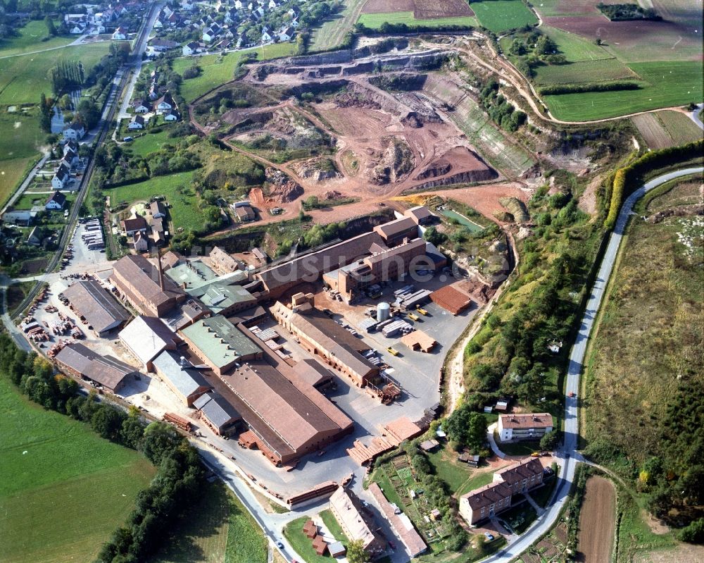 Langenzenn von oben - Werksgelände Produktionsgelände Ziegelwerk der Firma Wienerberger in Langenzenn umgeben von Feld und Wald im Bundesland Bayern, Deutschland