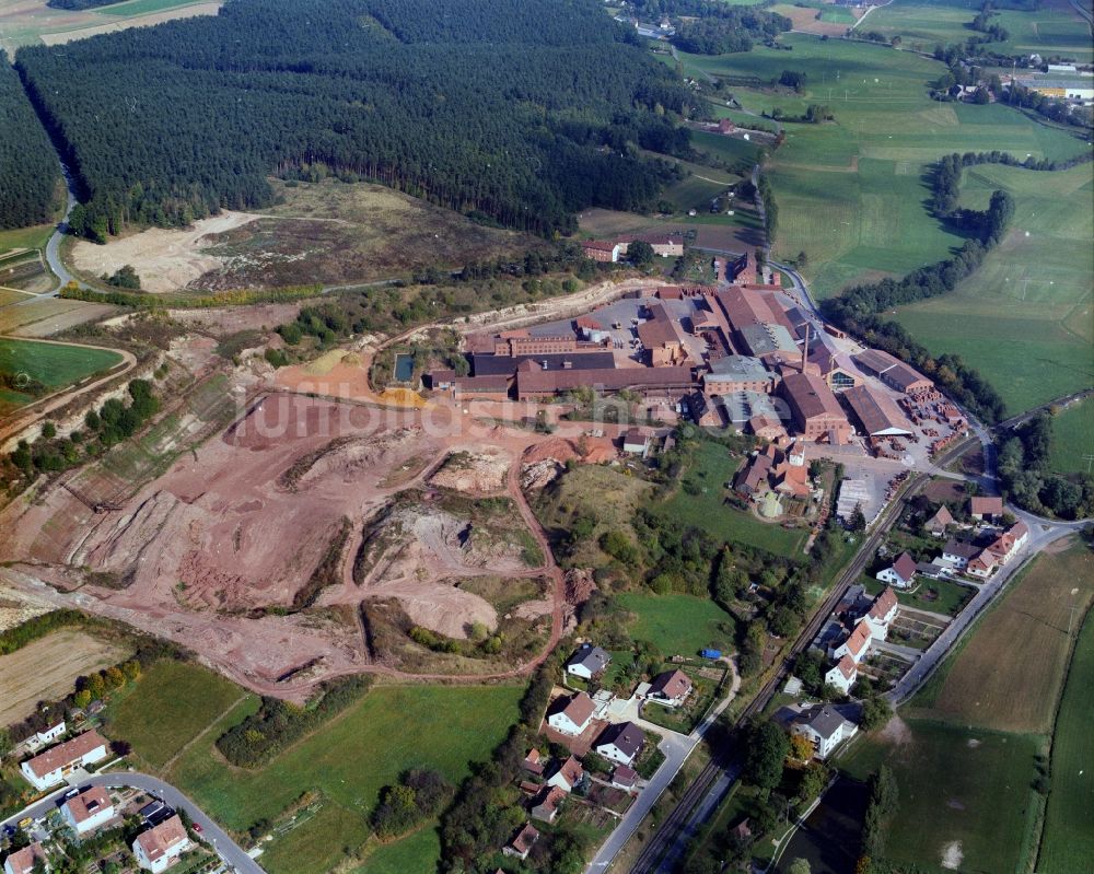 Langenzenn aus der Vogelperspektive: Werksgelände Produktionsgelände Ziegelwerk der Firma Wienerberger in Langenzenn umgeben von Feld und Wald im Bundesland Bayern, Deutschland