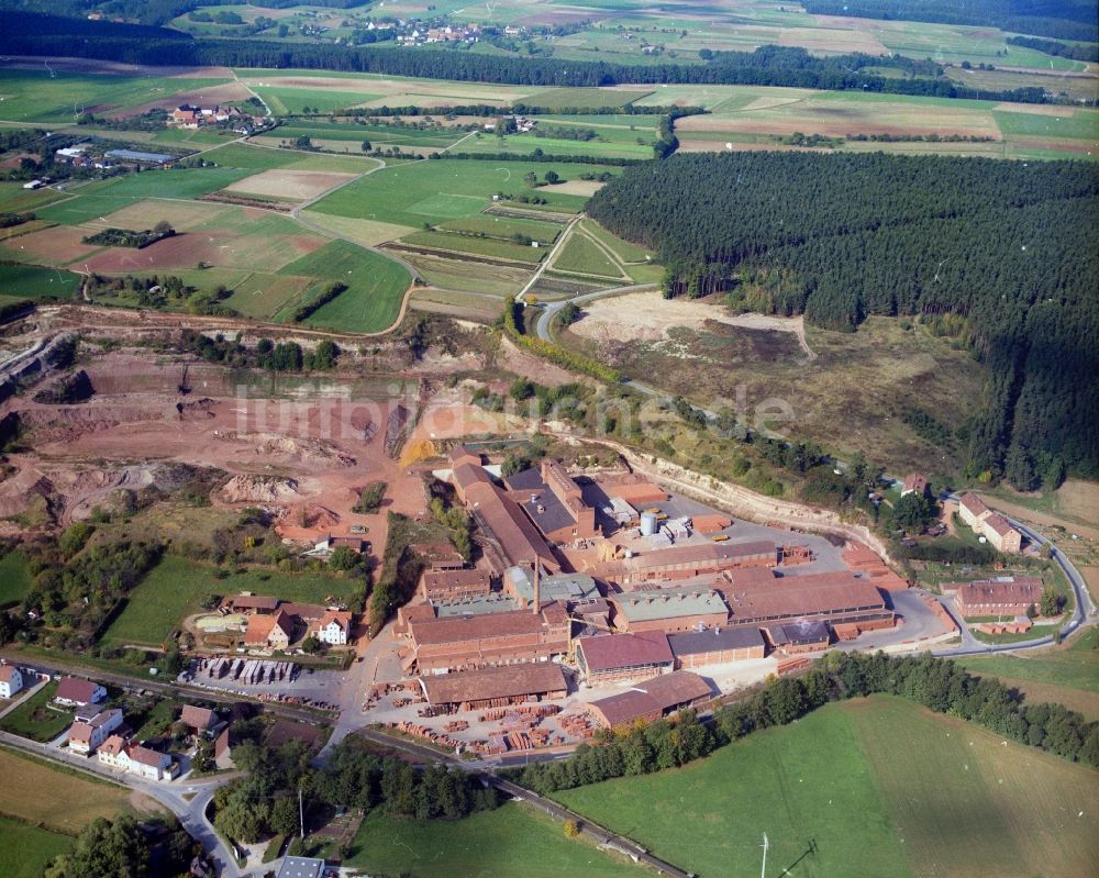 Luftbild Langenzenn - Werksgelände Produktionsgelände Ziegelwerk der Firma Wienerberger in Langenzenn umgeben von Feld und Wald im Bundesland Bayern, Deutschland