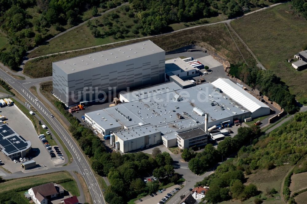 Grünsfeld aus der Vogelperspektive: Werksgelände der Refresco Deutschland GmbH an der Rötensteinstraße in Grünsfeld im Bundesland Baden-Württemberg, Deutschland