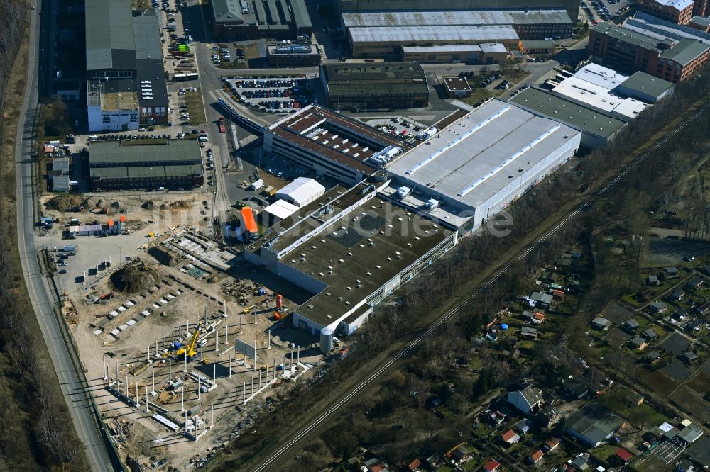 Luftbild Berlin - Werksgelände des Schienenfahrzeugherstellers Stadler Deutschland GmbH in Berlin, Deutschland