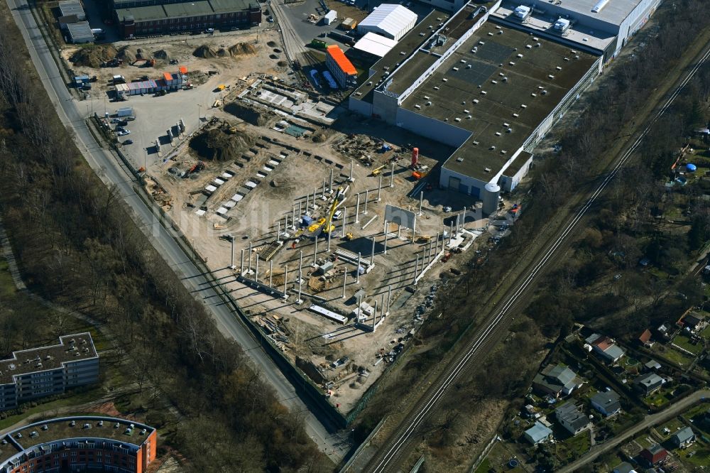 Luftaufnahme Berlin - Werksgelände des Schienenfahrzeugherstellers Stadler Deutschland GmbH in Berlin, Deutschland