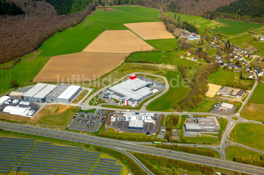 Luftaufnahme Meschede - Werksgelände der Schraubtechnik ITH Bolting Technology an der Steinwiese im Ortsteil Enste in Meschede im Bundesland Nordrhein-Westfalen