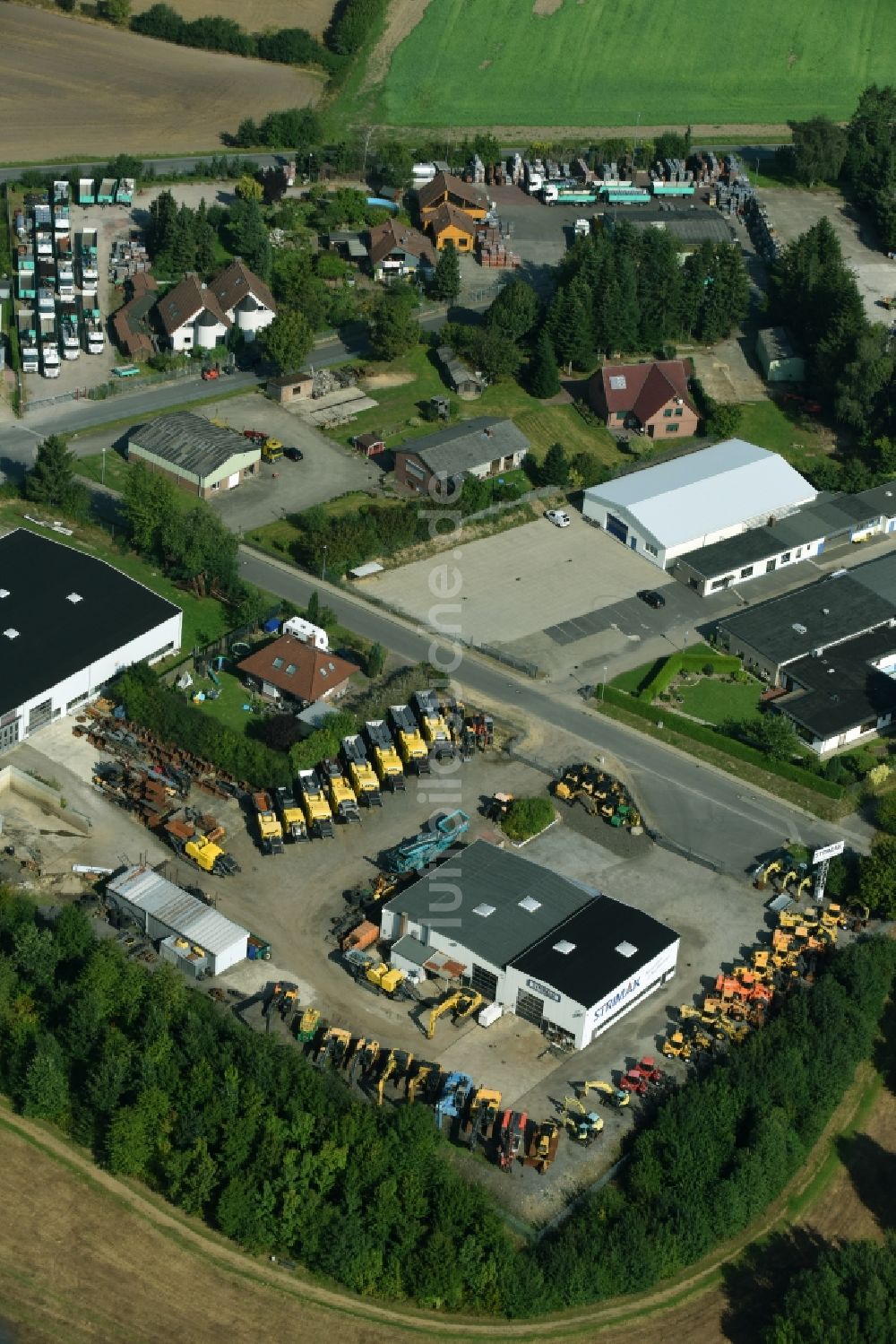 Breitenfelde aus der Vogelperspektive: Werksgelände der STRIMAK Baumaschinen und Kraftfahrzeuge GmbH an der Bergkoppel in Breitenfelde im Bundesland Schleswig-Holstein