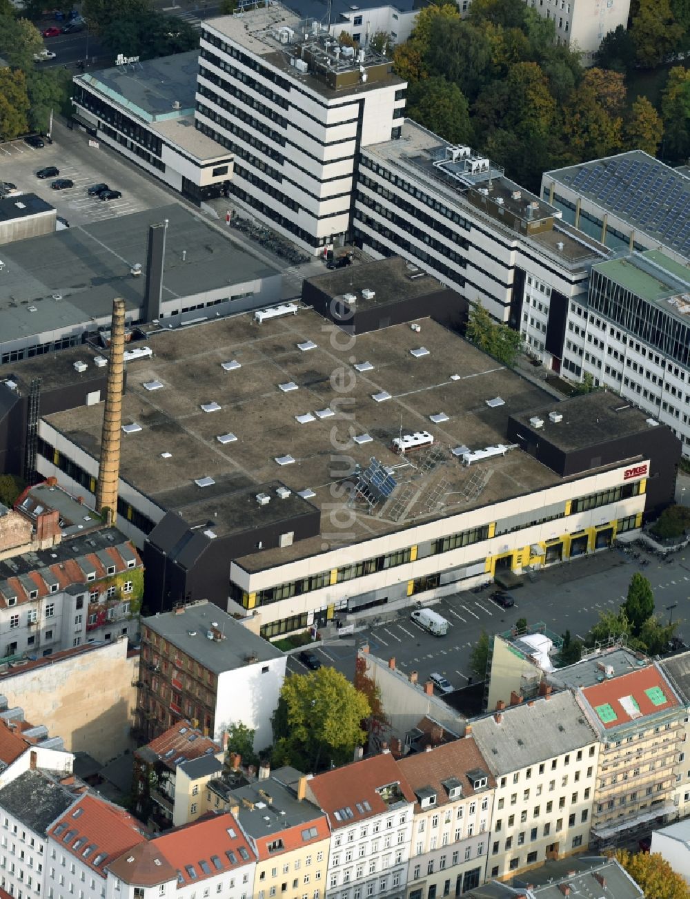 Berlin aus der Vogelperspektive: Werksgelände der SYKES Enterprises Berlin an der Zeughofstraße im Stadtteil Neukölln in Berlin