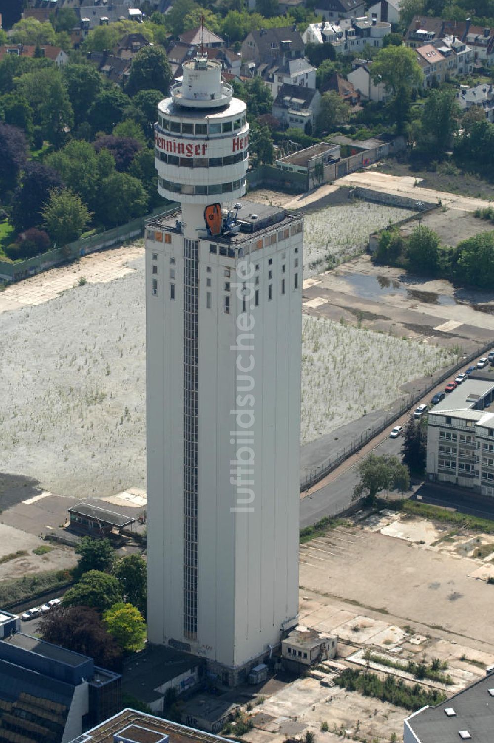 Frankfurt am Main aus der Vogelperspektive: Werksgelände und Turm der Henninger Brauerei Frankfurt