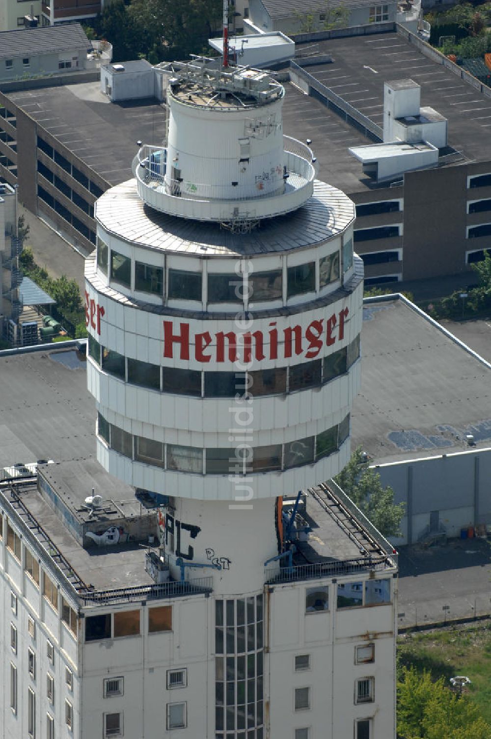 Frankfurt am Main aus der Vogelperspektive: Werksgelände und Turm der Henninger Brauerei Frankfurt