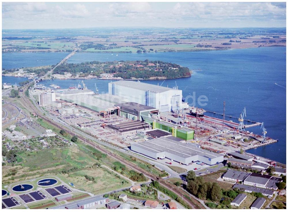 Stralsund / Mecklenburg Vorpommern aus der Vogelperspektive: Werksgelände der Volkswerft GmbH Stralsund (03831) 66-0 Werftstr. 3 18439 Stralsund / 27.09.02