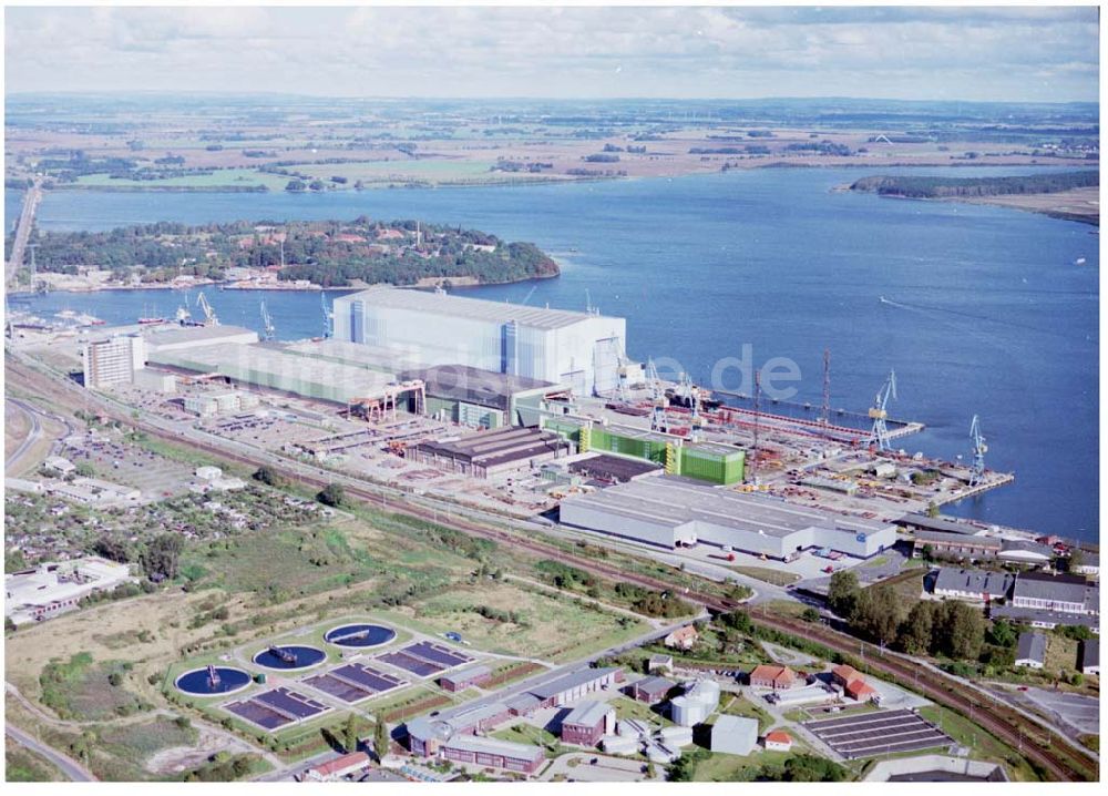 Luftbild Stralsund / Mecklenburg Vorpommern - Werksgelände der Volkswerft GmbH Stralsund (03831) 66-0 Werftstr. 3 18439 Stralsund / 27.09.02