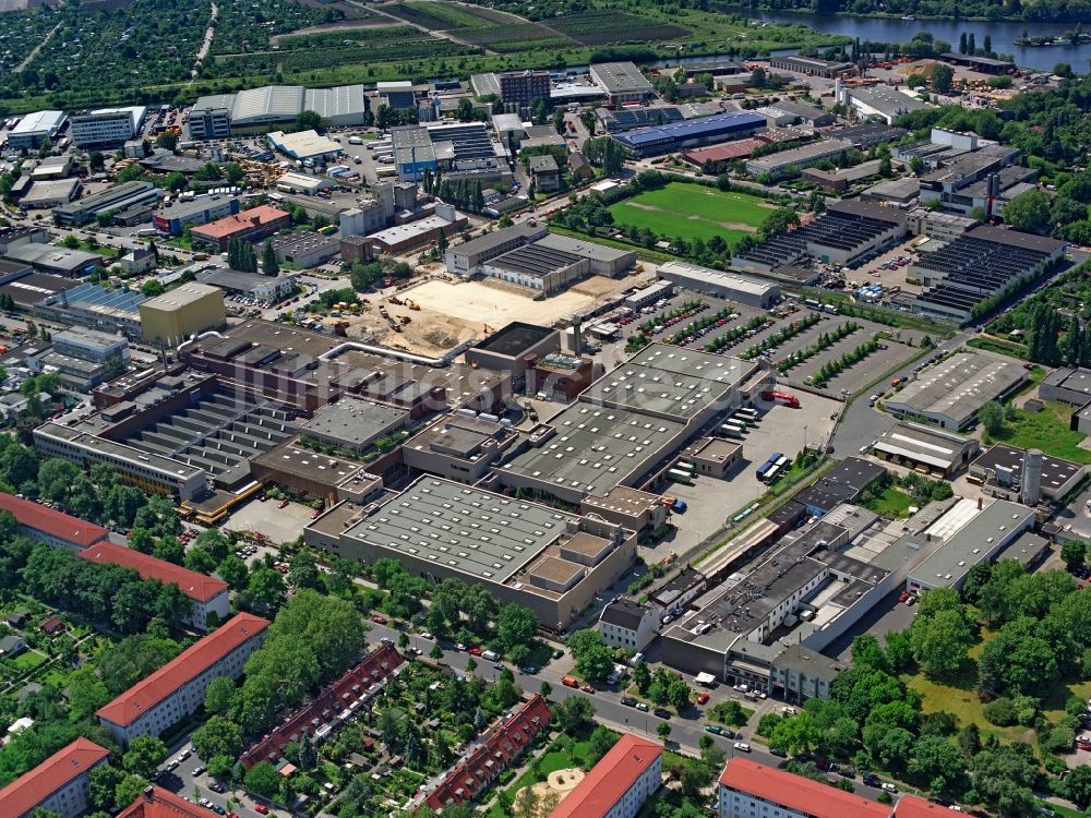 Luftbild Berlin - Werksgelände der Zigarettenfabrik Philip Morris Manufacturing GmbH an der Neuköllnische Allee im Ortsteil Neukölln in Berlin, Deutschland