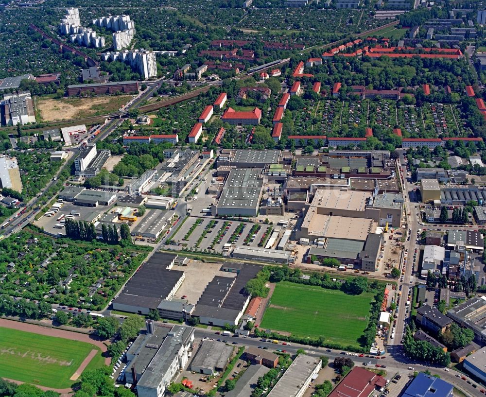 Luftaufnahme Berlin - Werksgelände der Zigarettenfabrik Philip Morris Manufacturing GmbH an der Neuköllnische Allee im Ortsteil Neukölln in Berlin, Deutschland