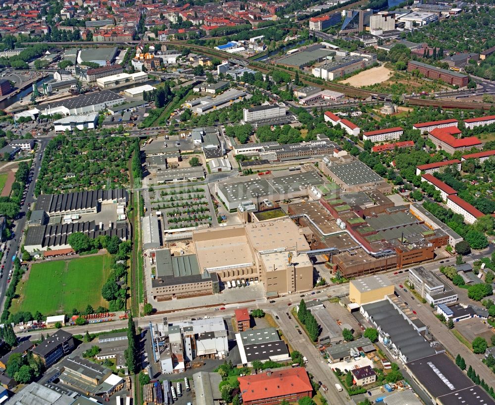 Berlin von oben - Werksgelände der Zigarettenfabrik Philip Morris Manufacturing GmbH an der Neuköllnische Allee im Ortsteil Neukölln in Berlin, Deutschland