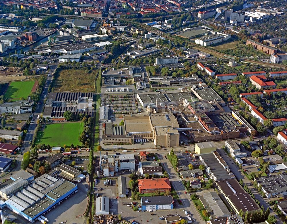 Berlin aus der Vogelperspektive: Werksgelände der Zigarettenfabrik Philip Morris Manufacturing GmbH an der Neuköllnische Allee im Ortsteil Neukölln in Berlin, Deutschland