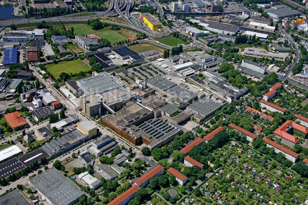 Luftaufnahme Berlin - Werksgelände der Zigarettenfabrik Philip Morris Manufacturing GmbH an der Neuköllnische Allee im Ortsteil Neukölln in Berlin, Deutschland