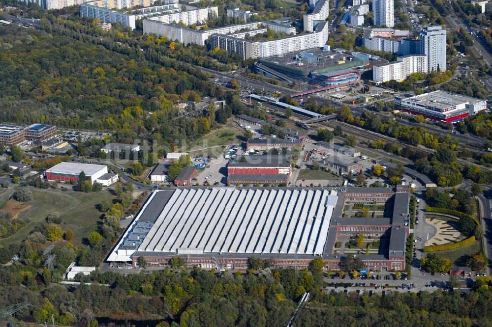 Luftaufnahme Berlin - Werksgelände der Zweigniederlassung der Knorr-Bremse Systeme für Schienenfahrzeuge GmbH im Ortsteil Marzahn in Berlin, Deutschland