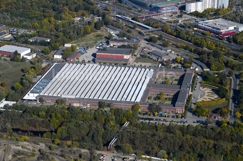 Berlin aus der Vogelperspektive: Werksgelände der Zweigniederlassung der Knorr-Bremse Systeme für Schienenfahrzeuge GmbH im Ortsteil Marzahn in Berlin, Deutschland