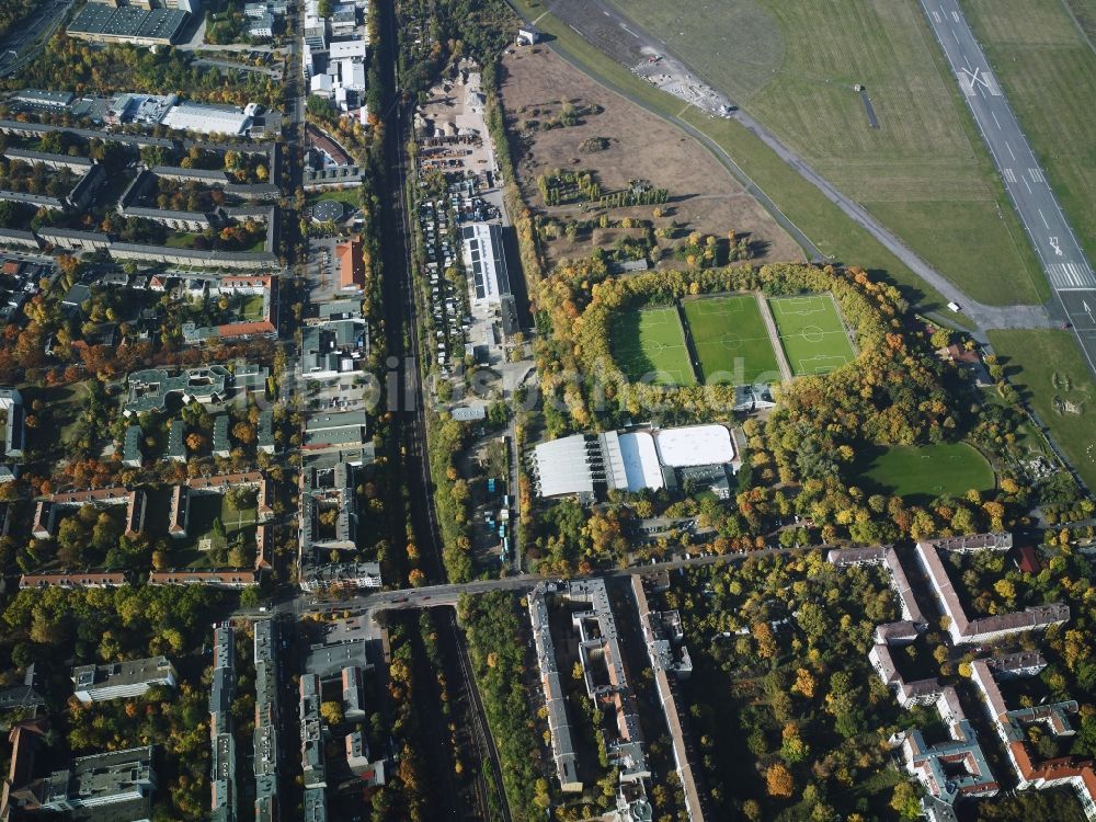 Berlin von oben - Werner-Seelenbinder-Sportpark am Südrand des Tempelhofer Feldes im Bezirk Tempelhof-Schöneberg in Berlin