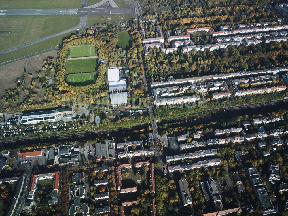 Berlin aus der Vogelperspektive: Werner-Seelenbinder-Sportpark am Südrand des Tempelhofer Feldes im Bezirk Tempelhof-Schöneberg in Berlin