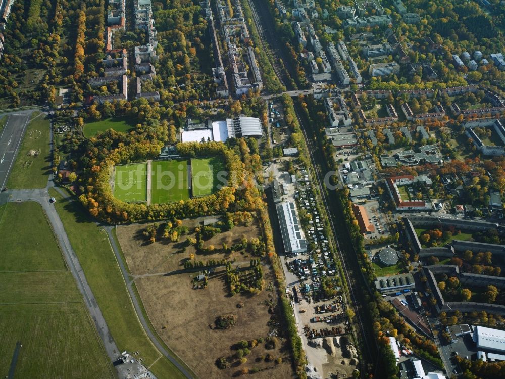 Luftbild Berlin - Werner-Seelenbinder-Sportpark am Südrand des Tempelhofer Feldes im Bezirk Tempelhof-Schöneberg in Berlin