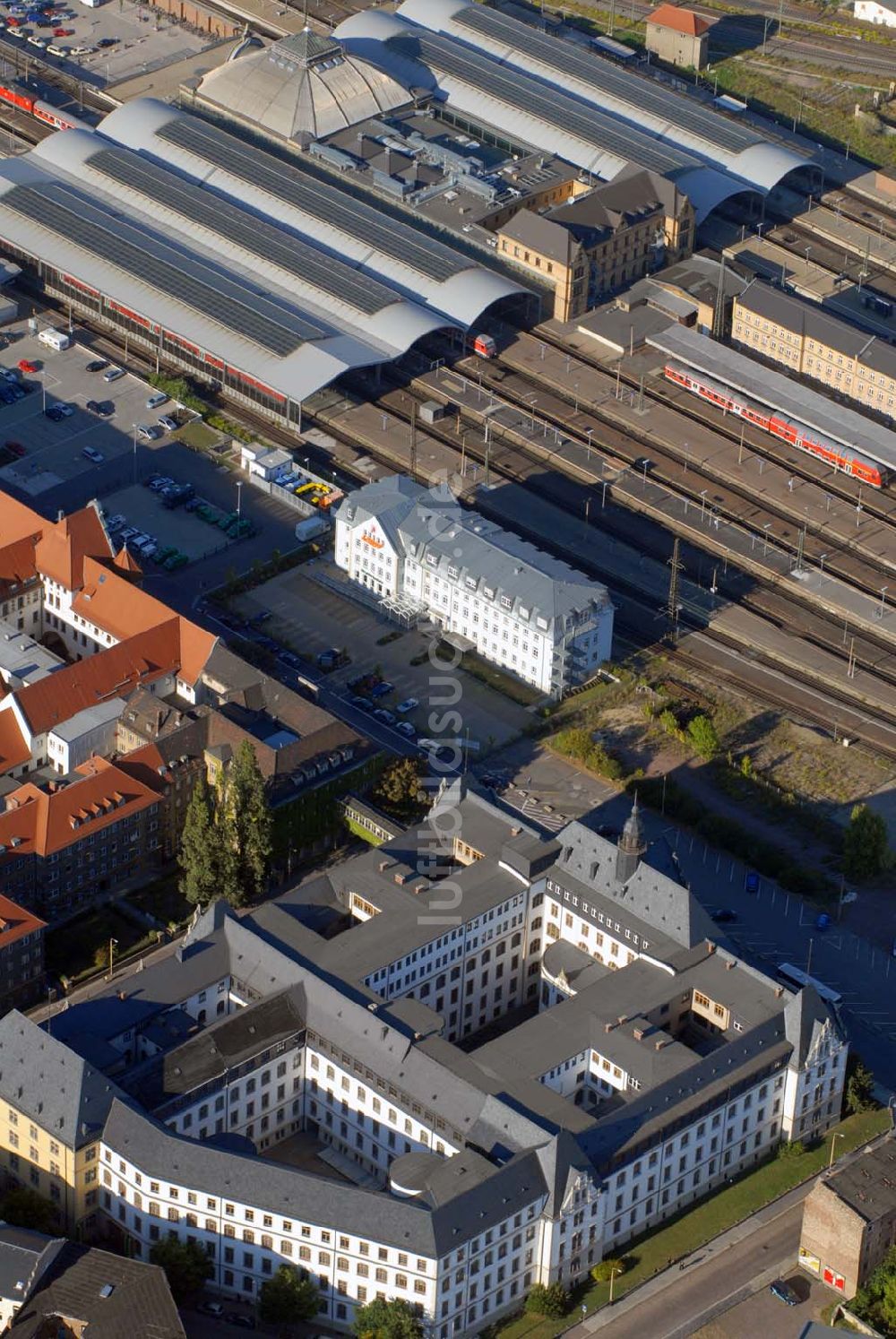 Halle von oben - Westausgang des Bahnhofes (Ernst-Kamieth-Straße) in Halle