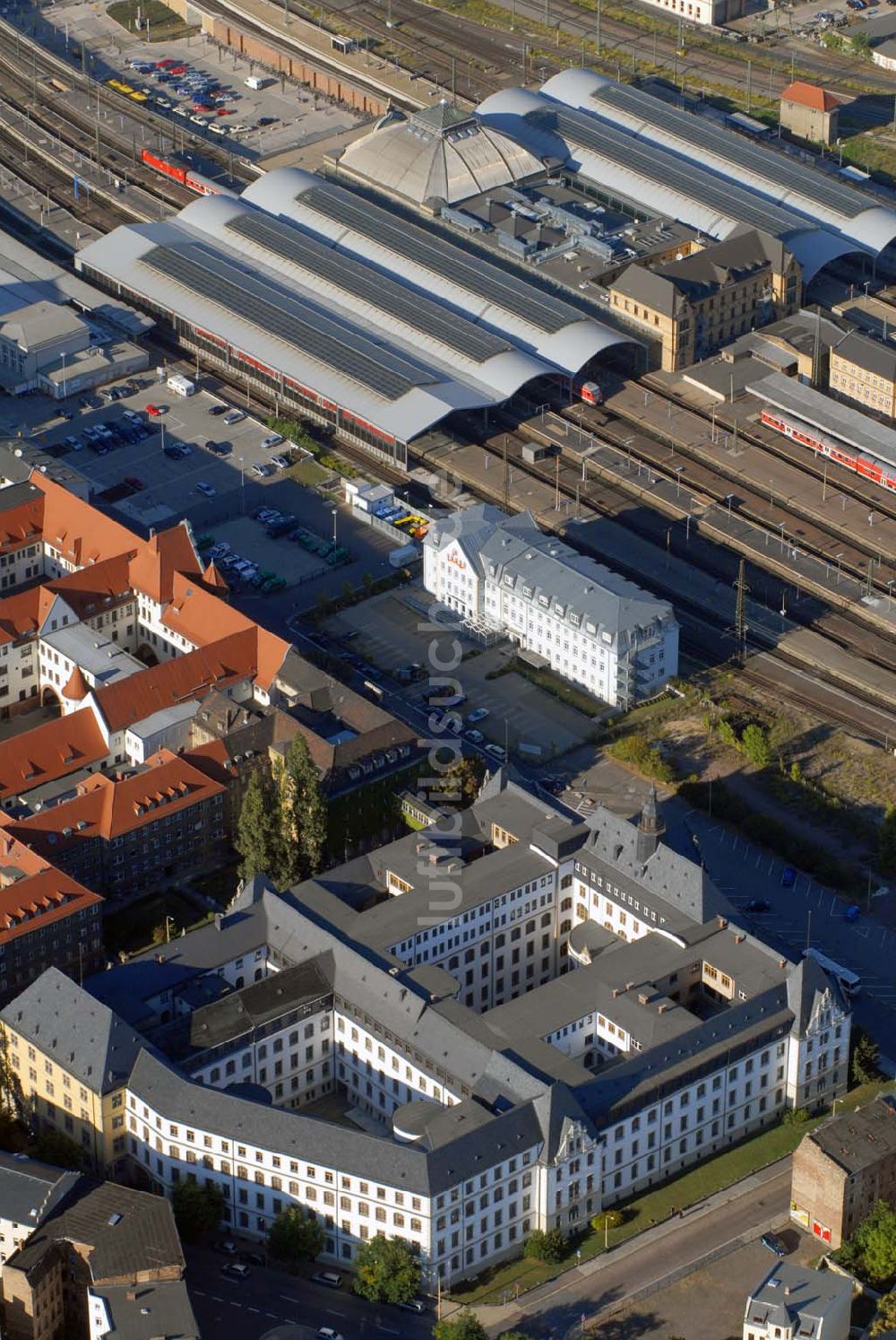 Halle aus der Vogelperspektive: Westausgang des Bahnhofes (Ernst-Kamieth-Straße) in Halle