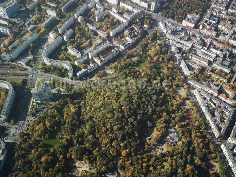 Berlin von oben - Westlicher Bereich des Volksparks Friedrichshain im Ortsteil Friedrichshain in Berlin