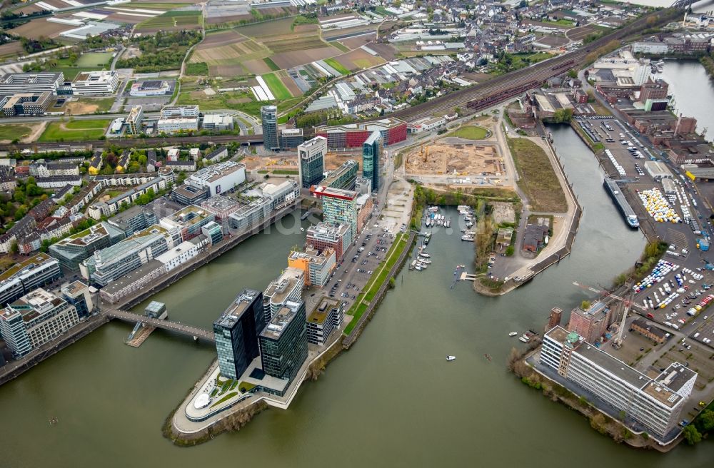 Luftbild Düsseldorf - Westlicher Medienhafen mit dem Hyatt Regency Hotel im Vordergund am Rheinufer in Düsseldorf im Bundesland Nordrhein-Westfalen