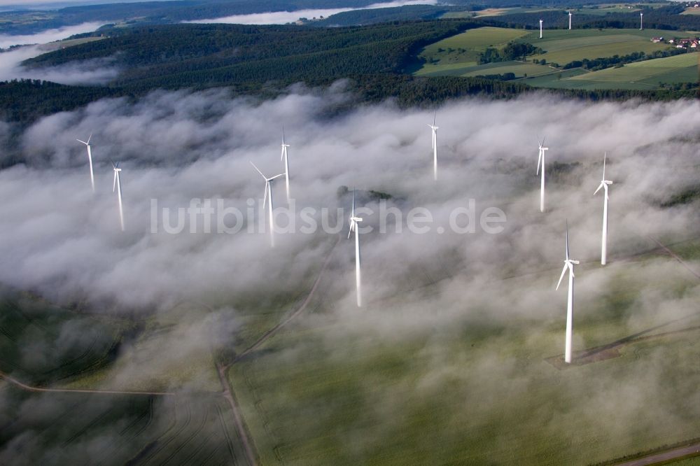 Luftaufnahme Höxter - Wetterbedingt in eine Nebel- Schicht eingebettete Windenergieanlagen auf einem Feld im Ortsteil Fürstenau in Höxter im Bundesland Nordrhein-Westfalen