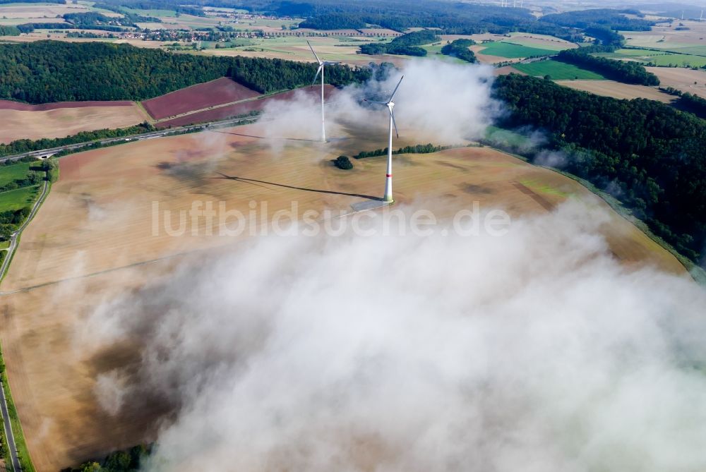 Luftbild Gertenbach - Wetterbedingt in eine Nebel- Schicht eingebettete Windenergieanlagen in Gertenbach im Bundesland Hessen, Deutschland