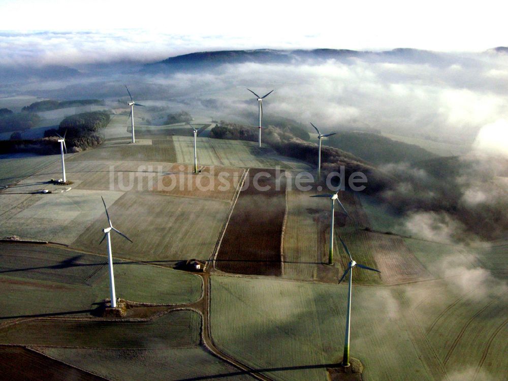 Luftaufnahme Hessisch Oldendorf - Wetterbedingt in eine Nebel- Schicht eingebettete Windenergieanlagen in Hessisch Oldendorf im Bundesland Niedersachsen, Deutschland