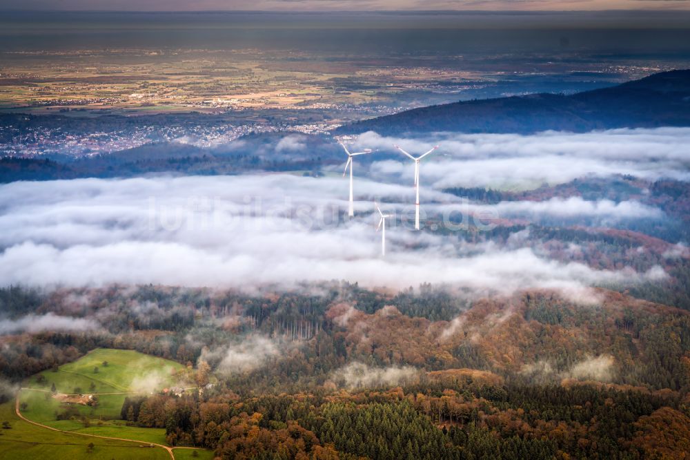 Lahr/Schwarzwald von oben - Wetterbedingt in eine Nebel- Schicht eingebettete Windenergieanlagen in Lahr/Schwarzwald im Bundesland Baden-Württemberg, Deutschland