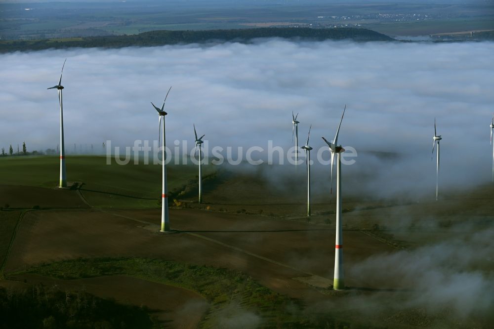 Luftbild Reinsdorf - Wetterbedingt in eine Nebel- Schicht eingebettete Windenergieanlagen in Reinsdorf im Bundesland Thüringen, Deutschland