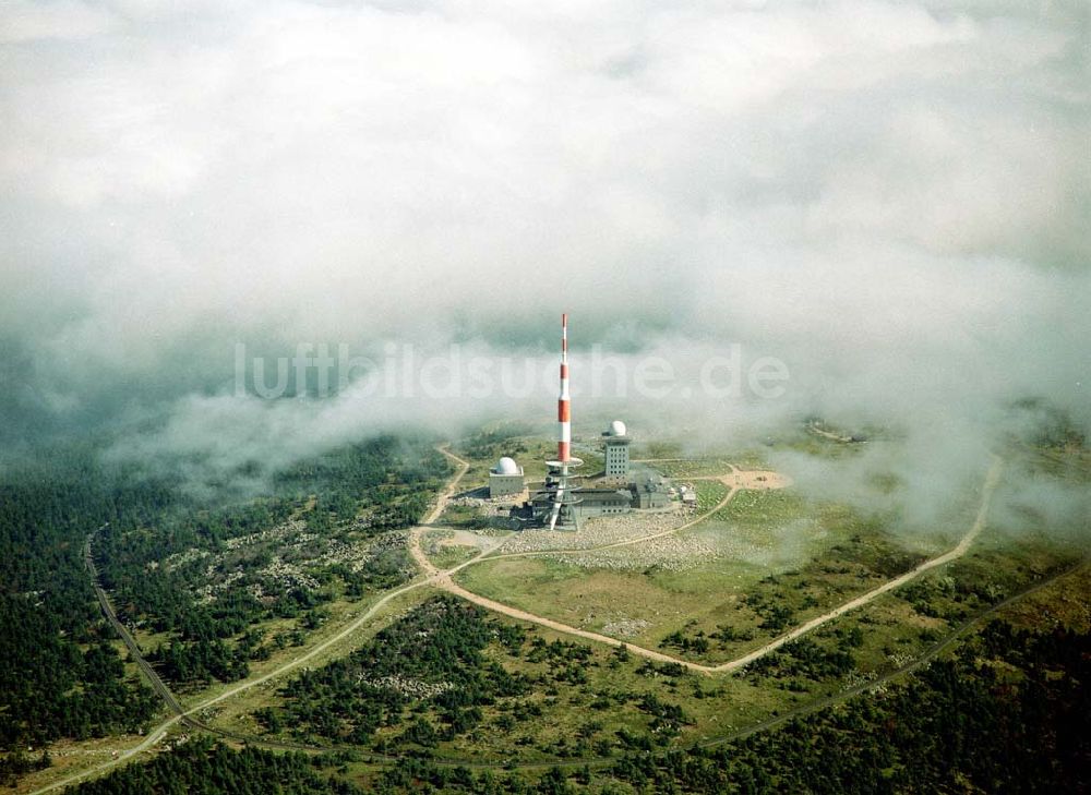 Brocken bei Wernigerode / Sachsen - Anhalt aus der Vogelperspektive: Wetterfront über dem Brocken am Harz in Sachsen - Anhalt.