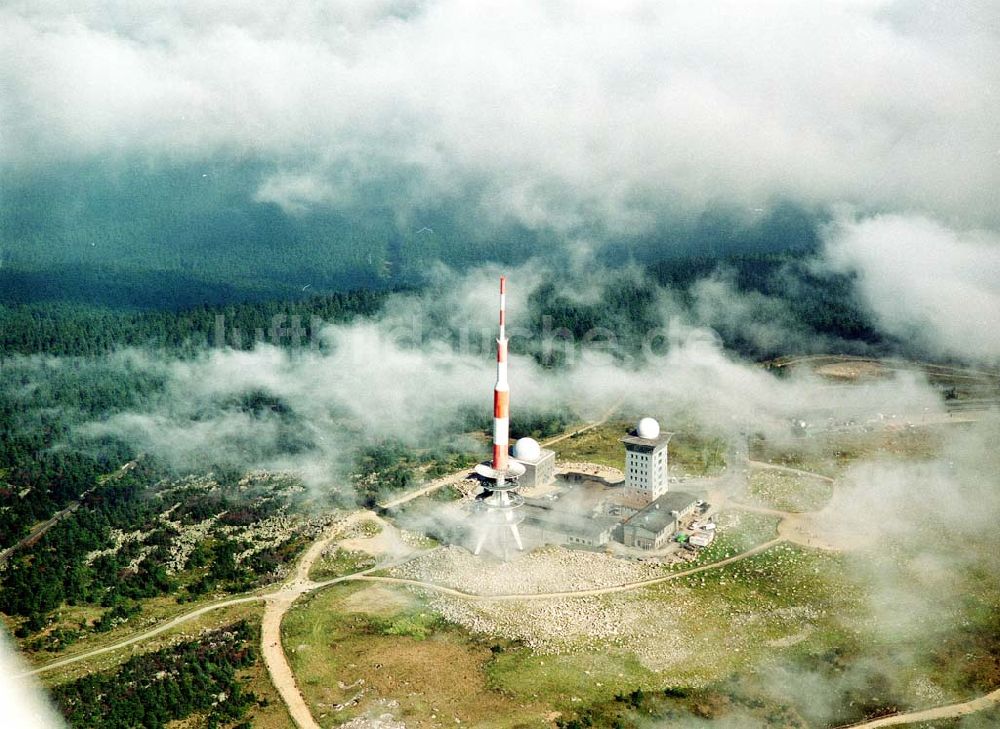 Brocken bei Wernigerode / Sachsen - Anhalt aus der Vogelperspektive: Wetterfront über dem Brocken am Harz in Sachsen - Anhalt.