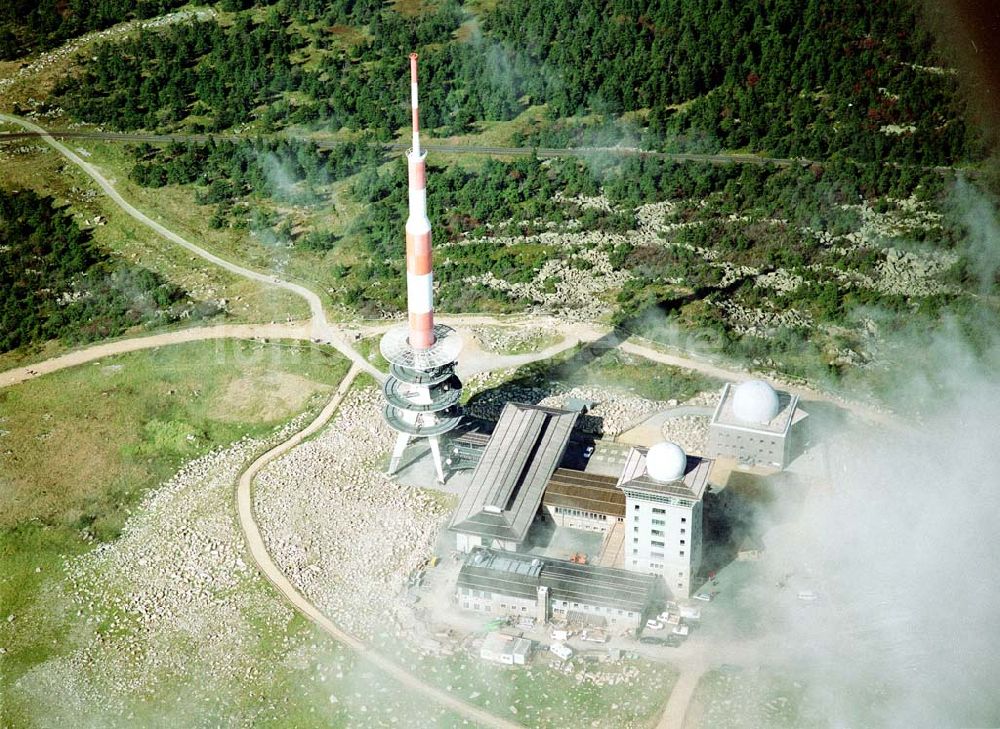 Luftaufnahme Brocken bei Wernigerode / Sachsen - Anhalt - Wetterfront über dem Brocken am Harz in Sachsen - Anhalt.