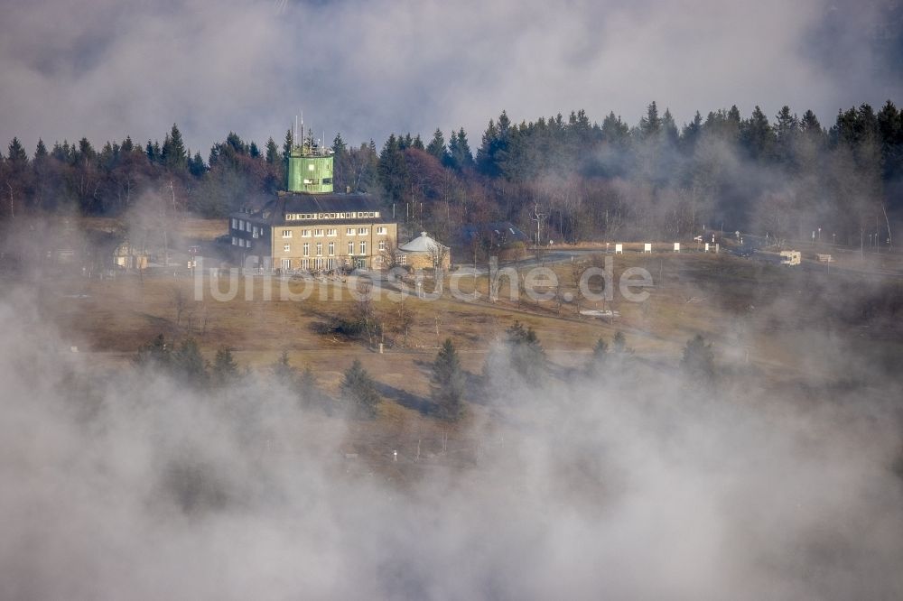 Luftbild Winterberg - Wetterlage mit Nebel- Bedeckung über dem Forschungs- Gebäude Deutscher Wetterdienst Kahler Asten in Winterberg im Bundesland Nordrhein-Westfalen, Deutschland