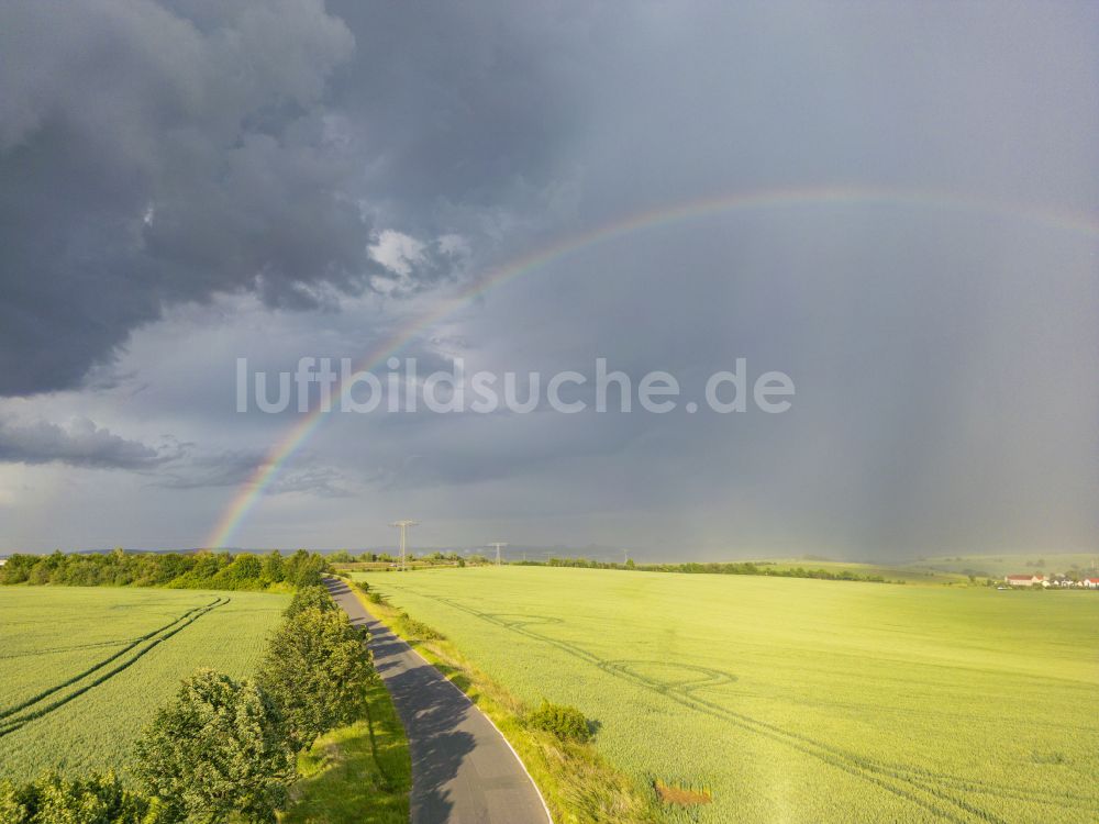 Krebs von oben - Wetterlage mit Regenbogen- Bildung auf einem Feld in Krebs im Bundesland Sachsen, Deutschland