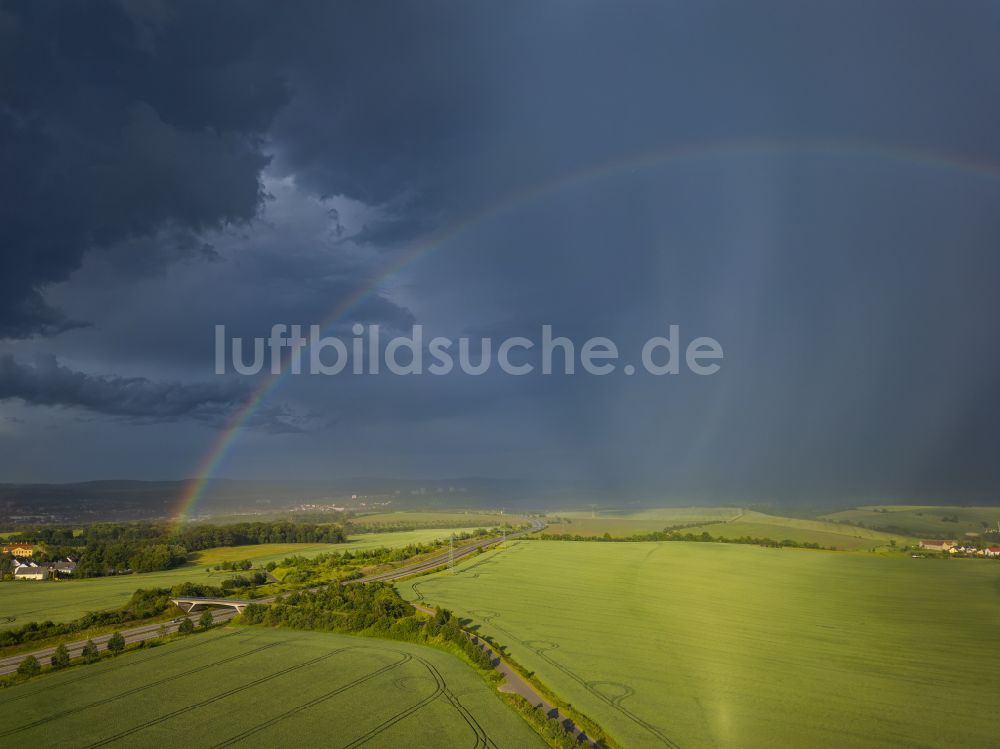 Krebs aus der Vogelperspektive: Wetterlage mit Regenbogen- Bildung auf einem Feld in Krebs im Bundesland Sachsen, Deutschland