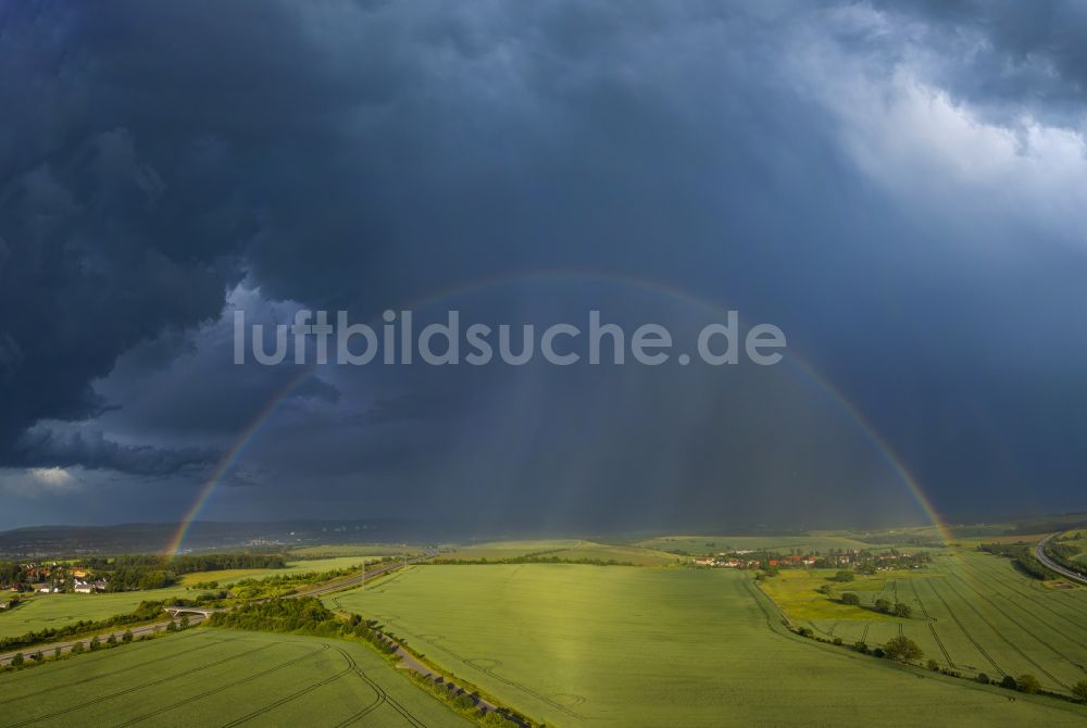 Luftbild Krebs - Wetterlage mit Regenbogen- Bildung auf einem Feld in Krebs im Bundesland Sachsen, Deutschland