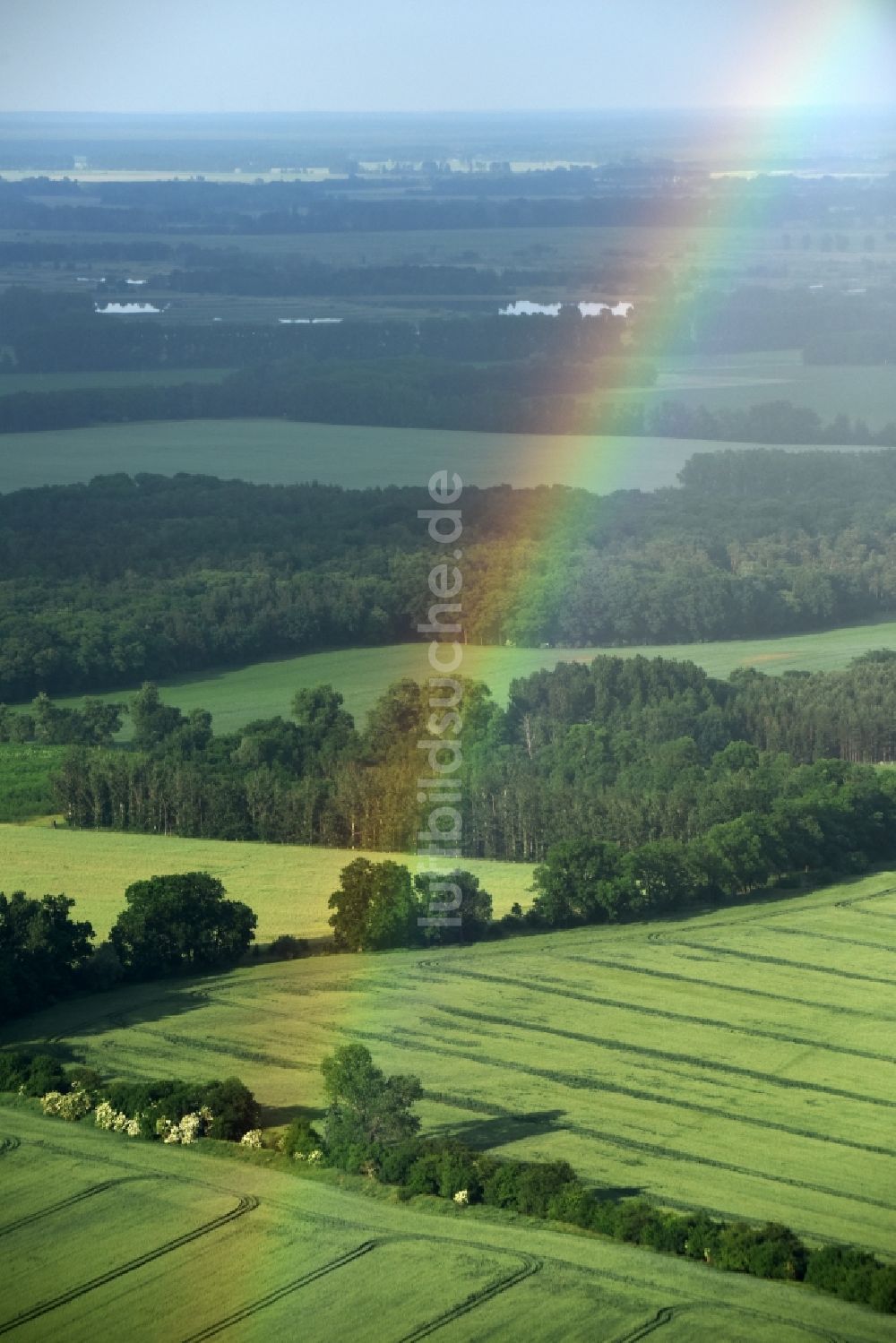 Fehrbellin aus der Vogelperspektive: Wetterlage mit Regenbogen- Bildung in Fehrbellin im Bundesland Brandenburg