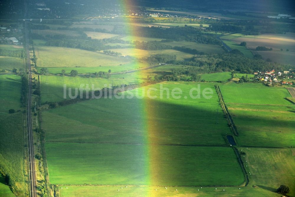 Nauen aus der Vogelperspektive: Wetterlage mit Regenbogen- Bildung in Nauen im Bundesland Brandenburg